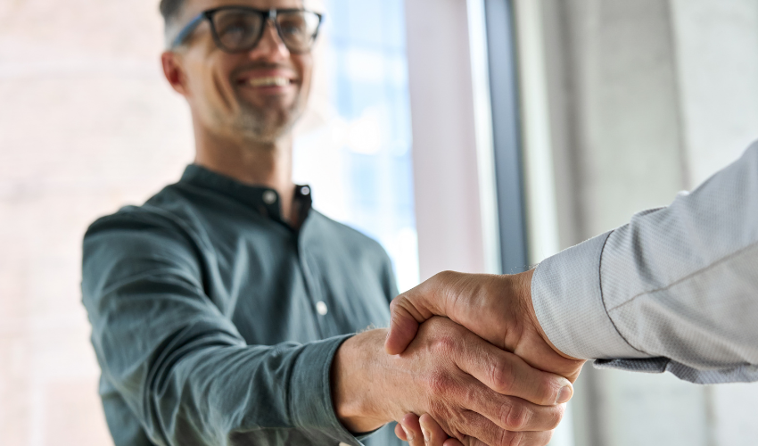 businessmen-shaking-hands-smiling